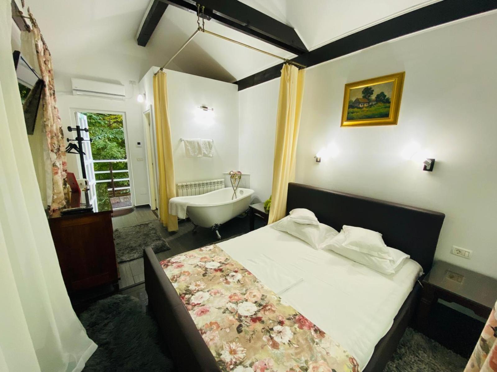 Rapsodia Pension Suceava Exterior foto