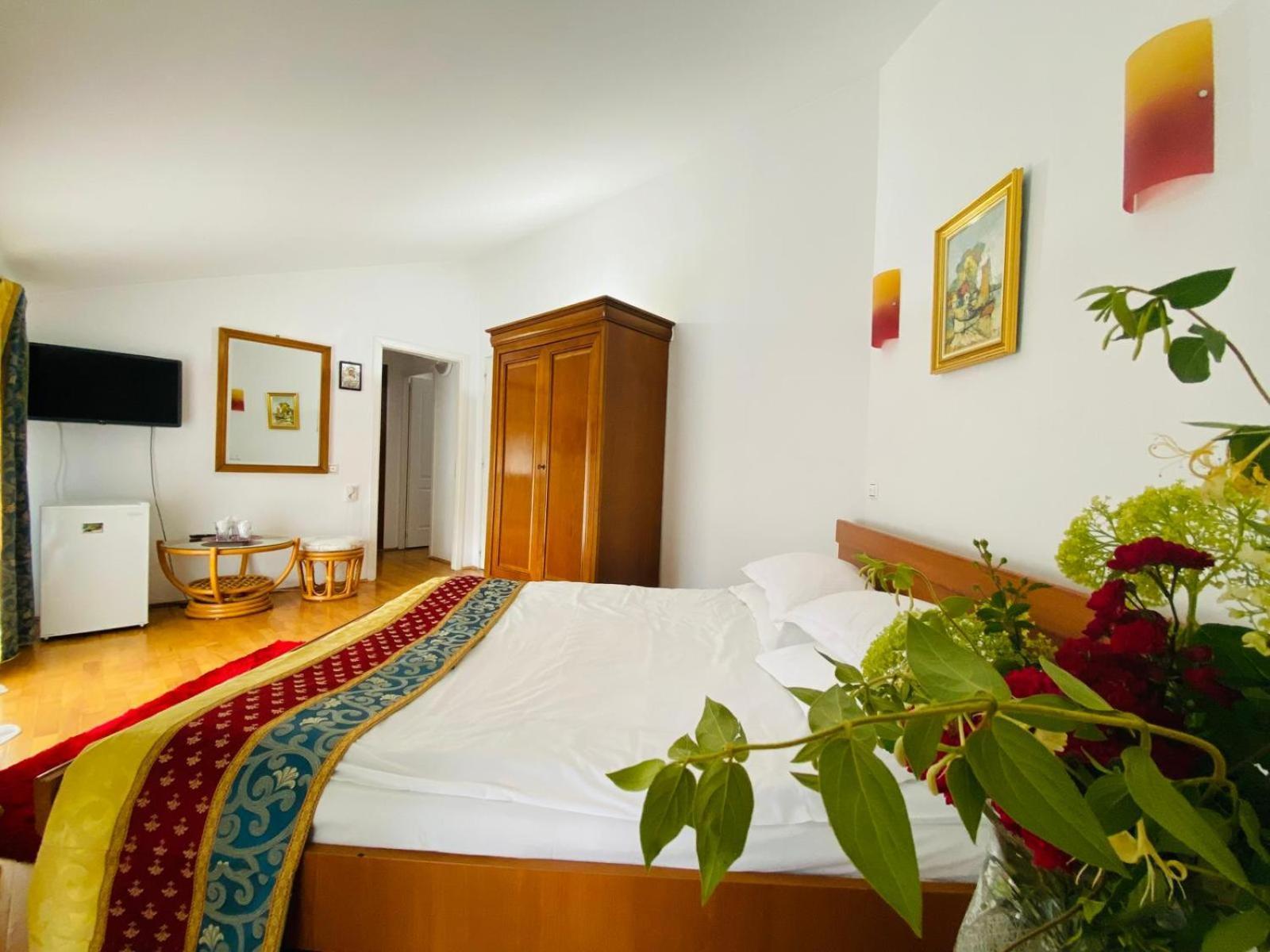 Rapsodia Pension Suceava Exterior foto