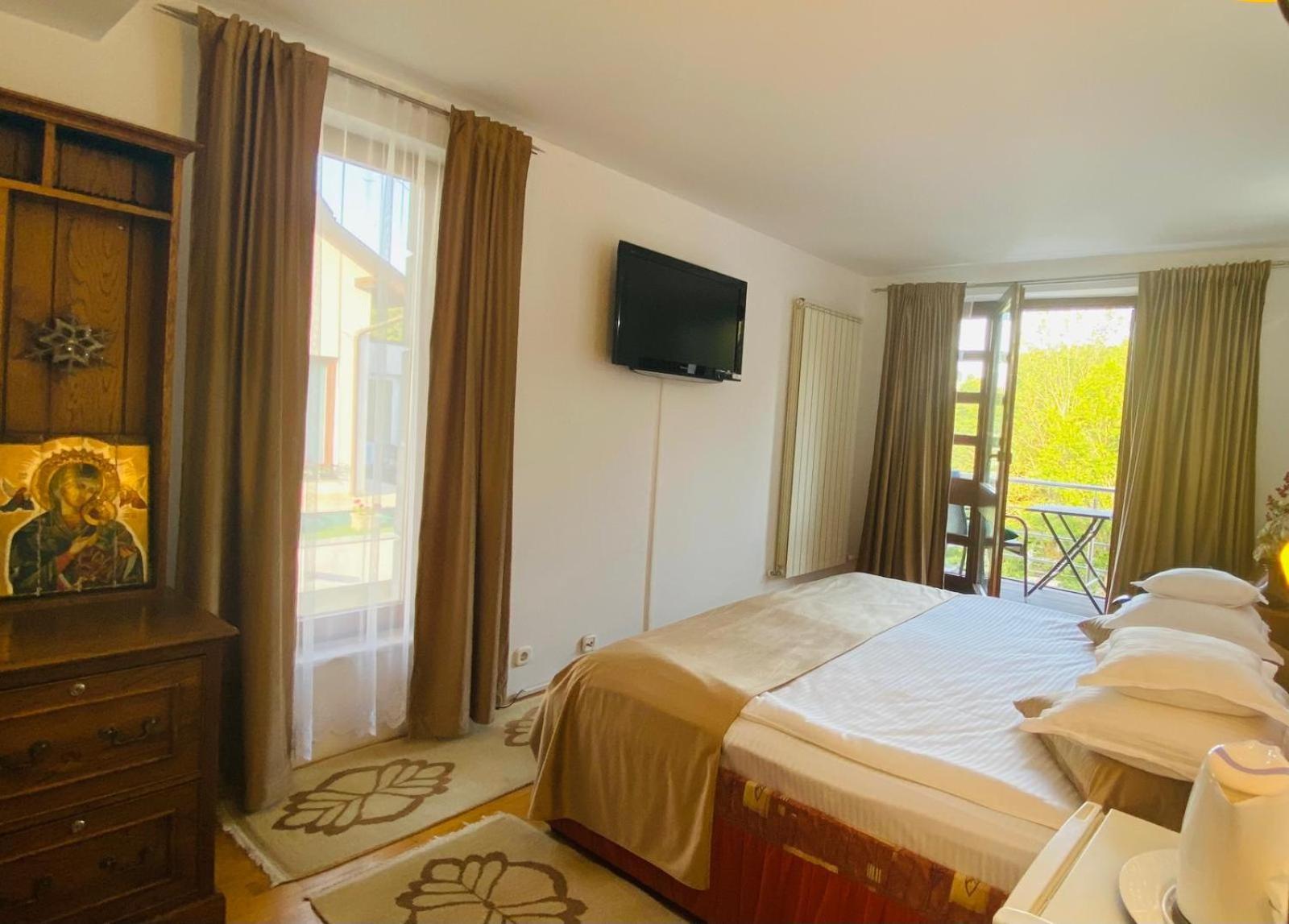 Rapsodia Pension Suceava Exterior foto