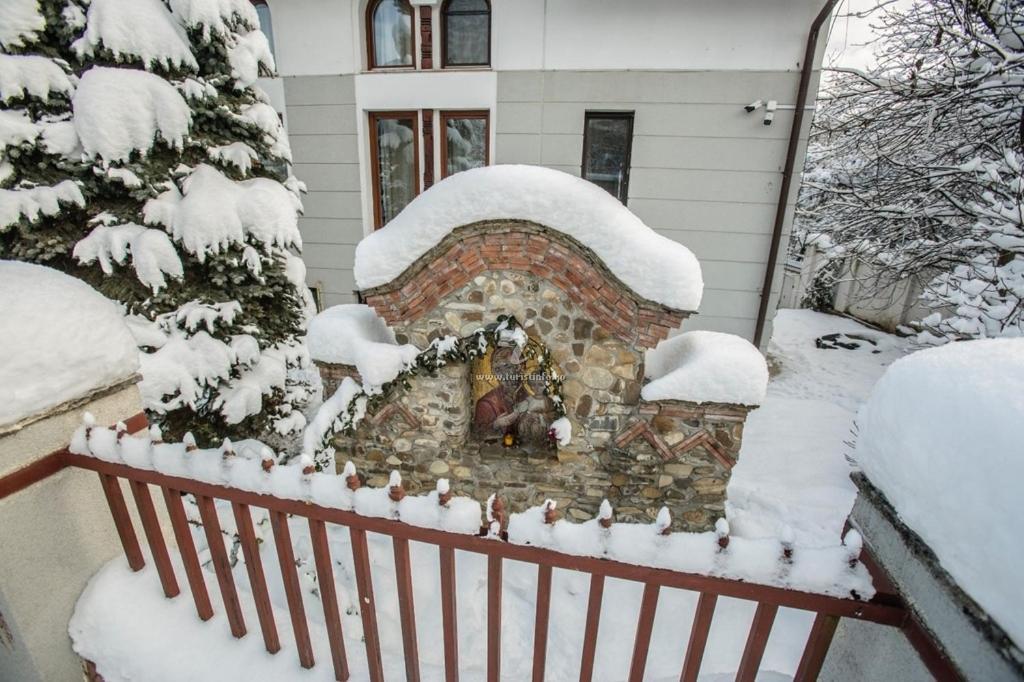 Rapsodia Pension Suceava Exterior foto