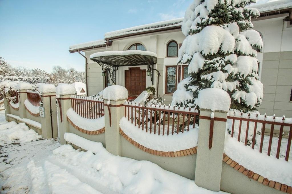 Rapsodia Pension Suceava Exterior foto